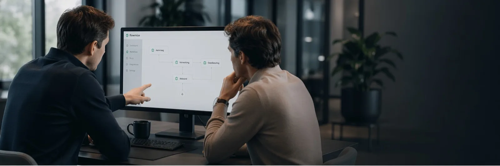 Twee mensen bespreken een automatiseringsworkflow op een scherm: visueel overzicht van een n8n-flow met stappen als aanvraag, verwerking en goedkeuring