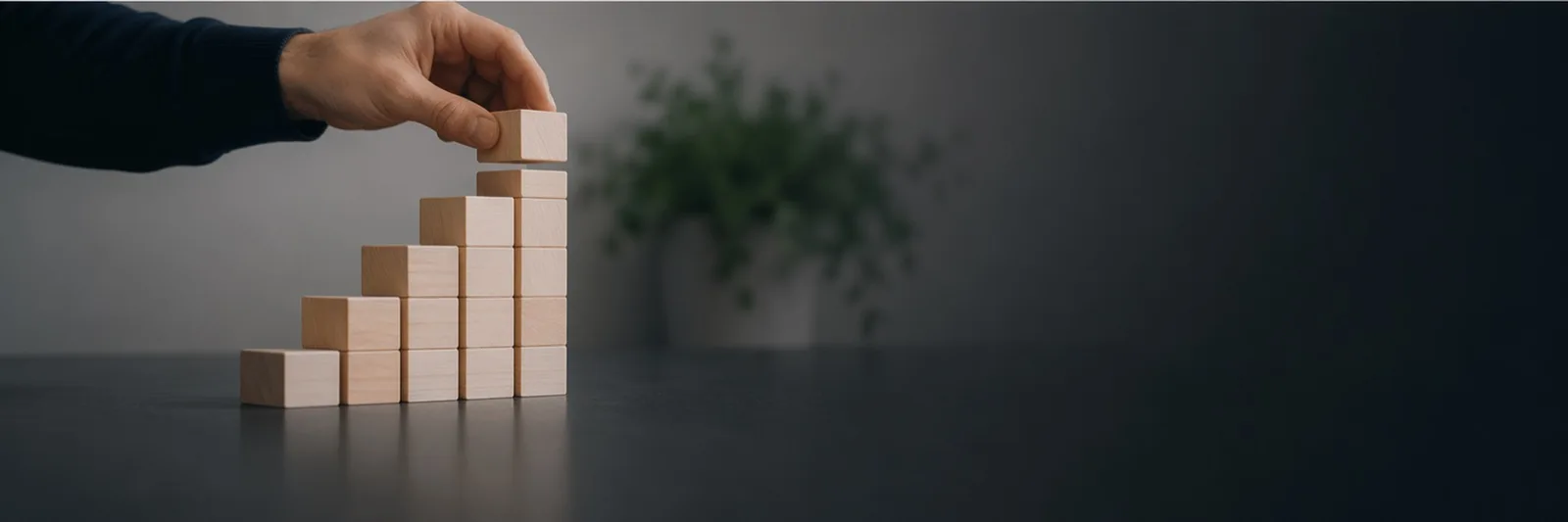 Procesanalyse in de praktijk: houten blokken worden stap voor stap opgebouwd als metafoor voor een heldere processtructuur